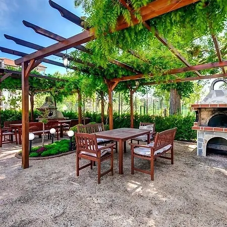 Izida Palace Garden Oasis